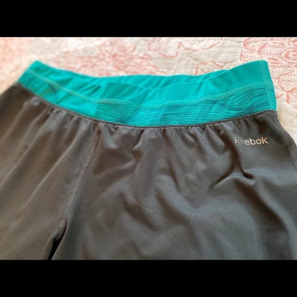 Women's NWT Reebok Activewear Shorts/Crop Pants - Picture 2 of 4